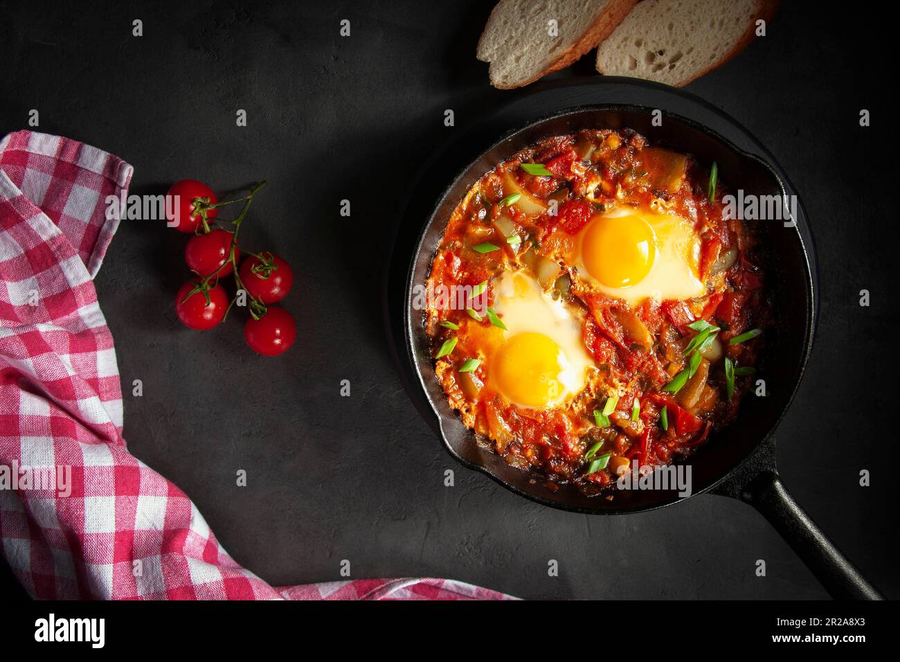 Œufs pochés dans de la sauce épicée aux tomates Banque D'Images