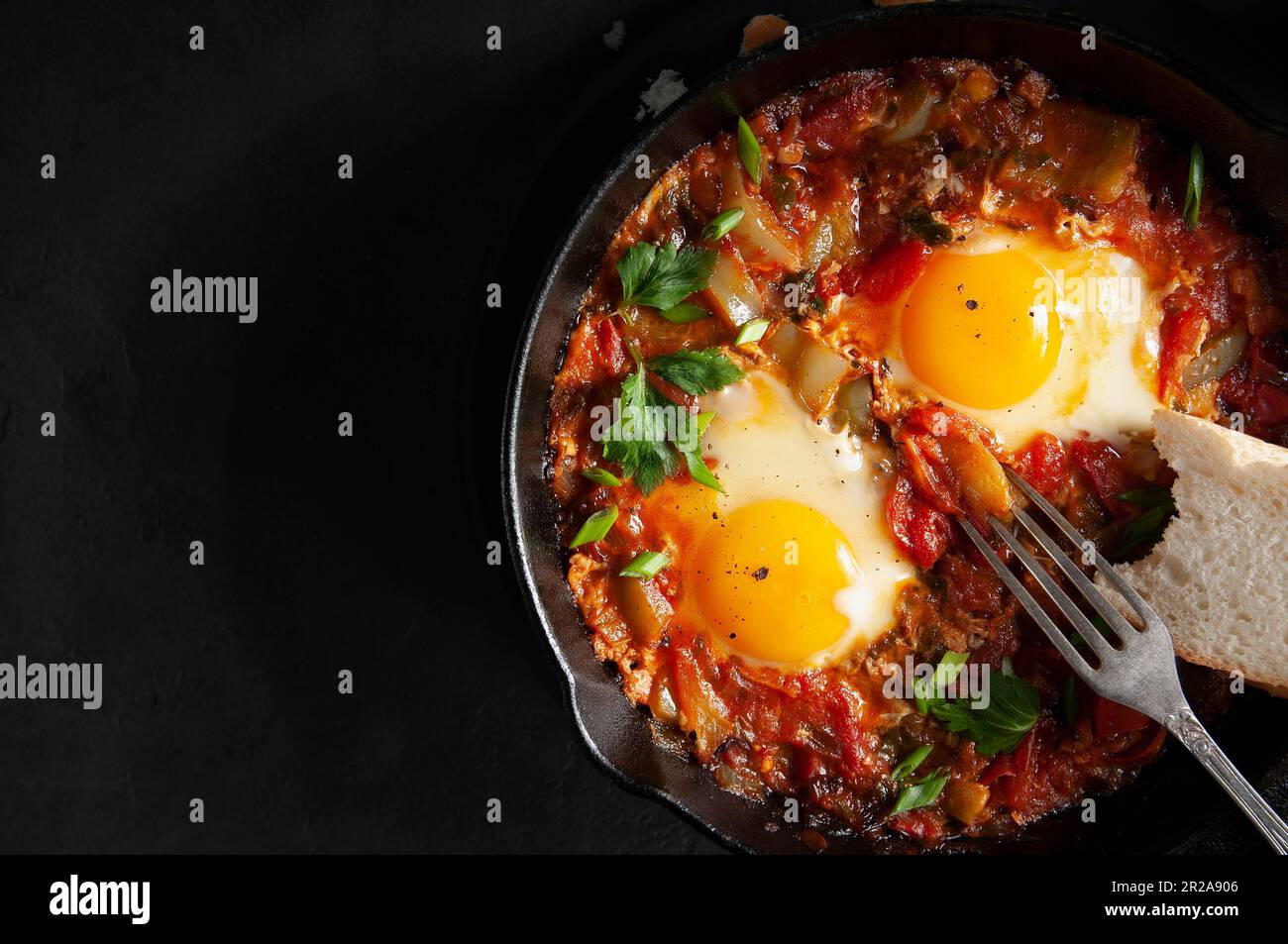 Œufs pochés dans de la sauce épicée aux tomates Banque D'Images