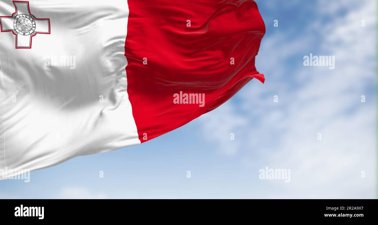 Le drapeau national de Malte agite dans le vent par temps clair. Blanc et rouge avec George Cross dans le canton à rayures blanches. 3d rendu d'illustration. fabr. De flottement Banque D'Images