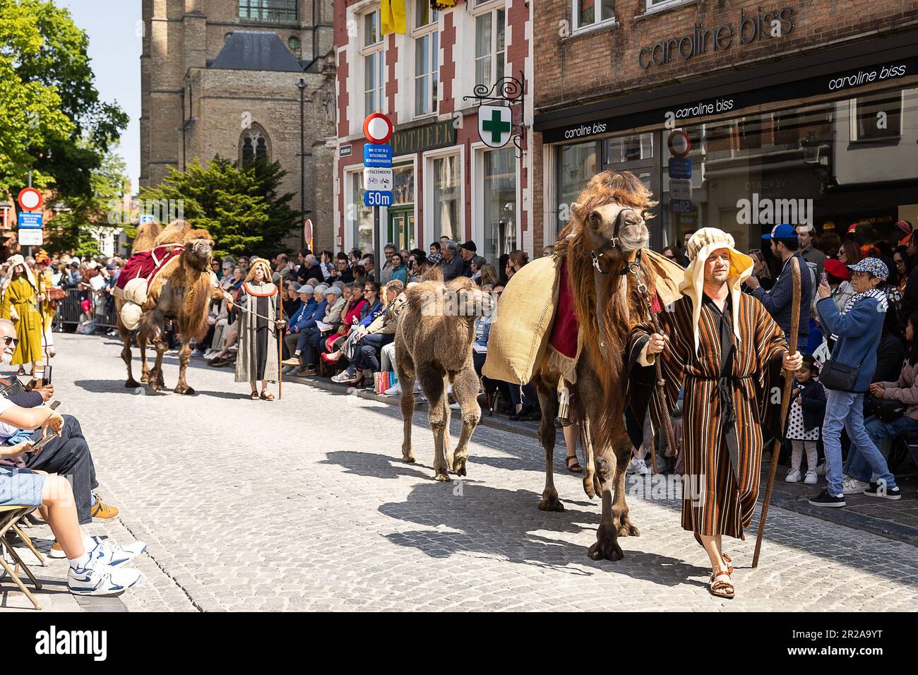 Brugge, Belgique. 18th mai 2023. L'illustration montre l'événement de procession du Saint-sang (Heilige Bloedprocessie - procession Saint-sang), le jeudi 18 mai 2023 à Brugge. Pendant la procession, la relique du Saint-sang est transportée de la basilique du Saint-sang à la cathédrale du Saint-Sauveur par le centre-ville de Bruges. BELGA PHOTO JAMES ARTHUR GEKIERE crédit: Belga News Agency/Alay Live News Banque D'Images