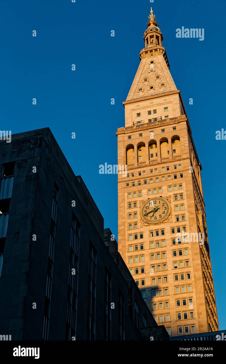 La tour de la Metropolitan Life Insurance Company est dans la lueur dorée de la lumière du début de l’aube. Banque D'Images