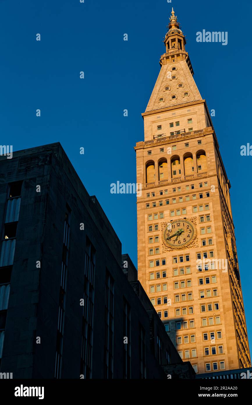 La tour de la Metropolitan Life Insurance Company est dans la lueur dorée de la lumière du début de l’aube. Banque D'Images