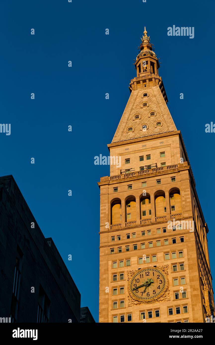 La tour de la Metropolitan Life Insurance Company est dans la lueur dorée de la lumière du début de l’aube. Banque D'Images