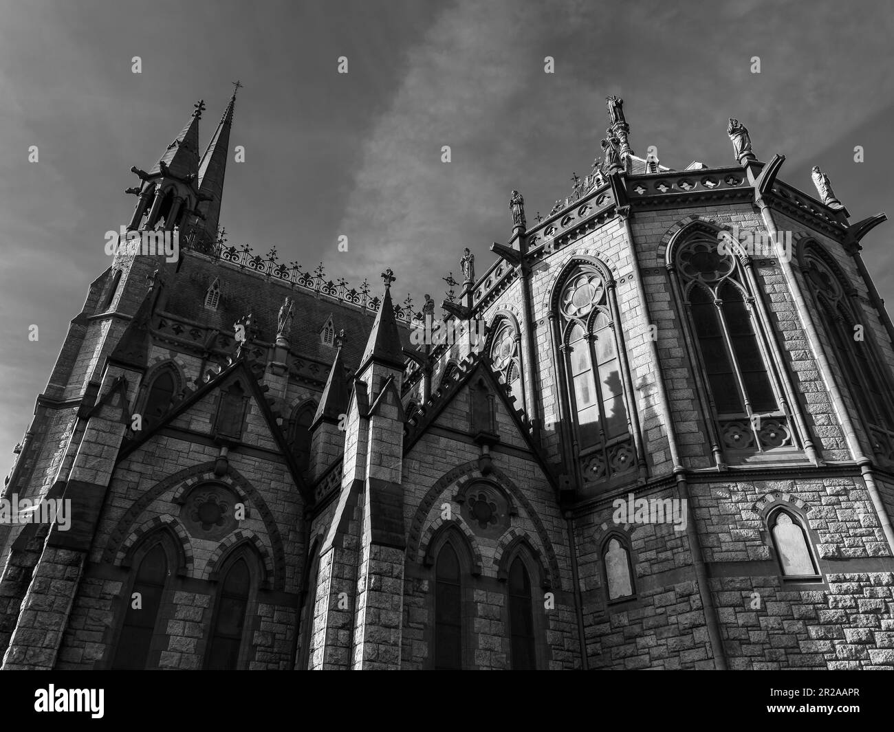 Le mur de Saint Cathédrale de Colman à Cobh, Irlande. Architecture religieuse européenne. Noir et blanc. Banque D'Images