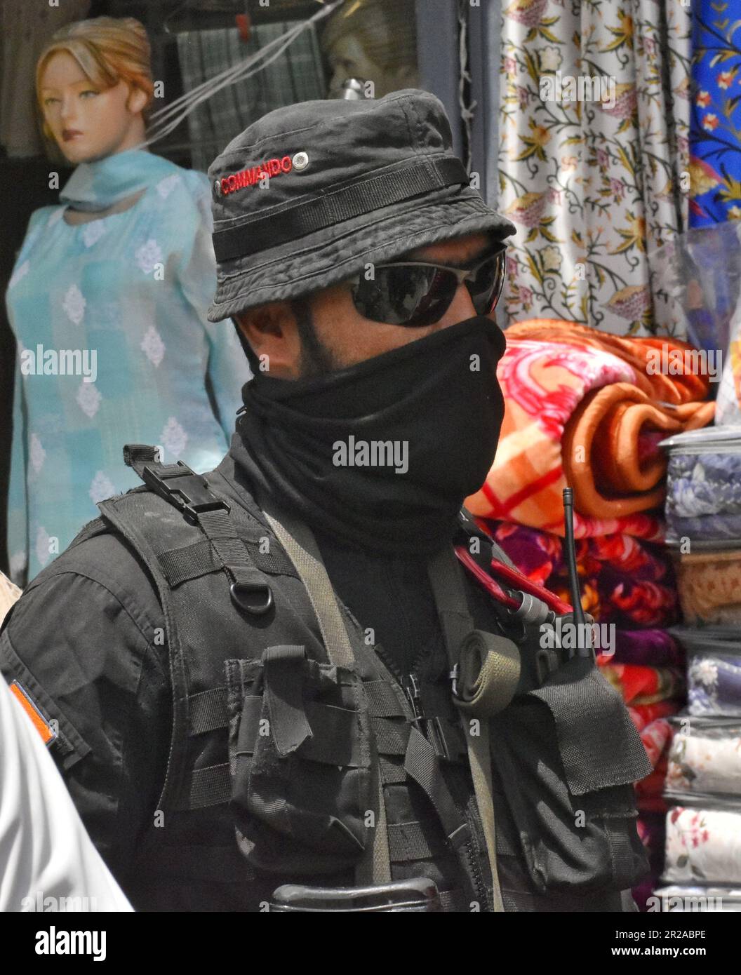 17 mai,2023, Srinagar Kashmir, Inde : les commandos de la NSG (chats noirs) patrouillent dans la région de Lalchowk à Srinagar avant le Sommet des dirigeants de G20 2023 à Srinagar, la capitale estivale du Cachemire indien. Le 17 mai 2023 à Srinagar Kashmir (Inde). (Photo du Groupe Firdous Nazir/Eyepix). Banque D'Images