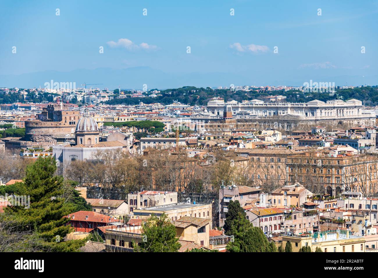 ROM, Italien, März 2023 Panoramicher Blick vom Gianicolo Hügel auf das historische Zentrum der Ewigen Stadt im Sonnenlicht Banque D'Images