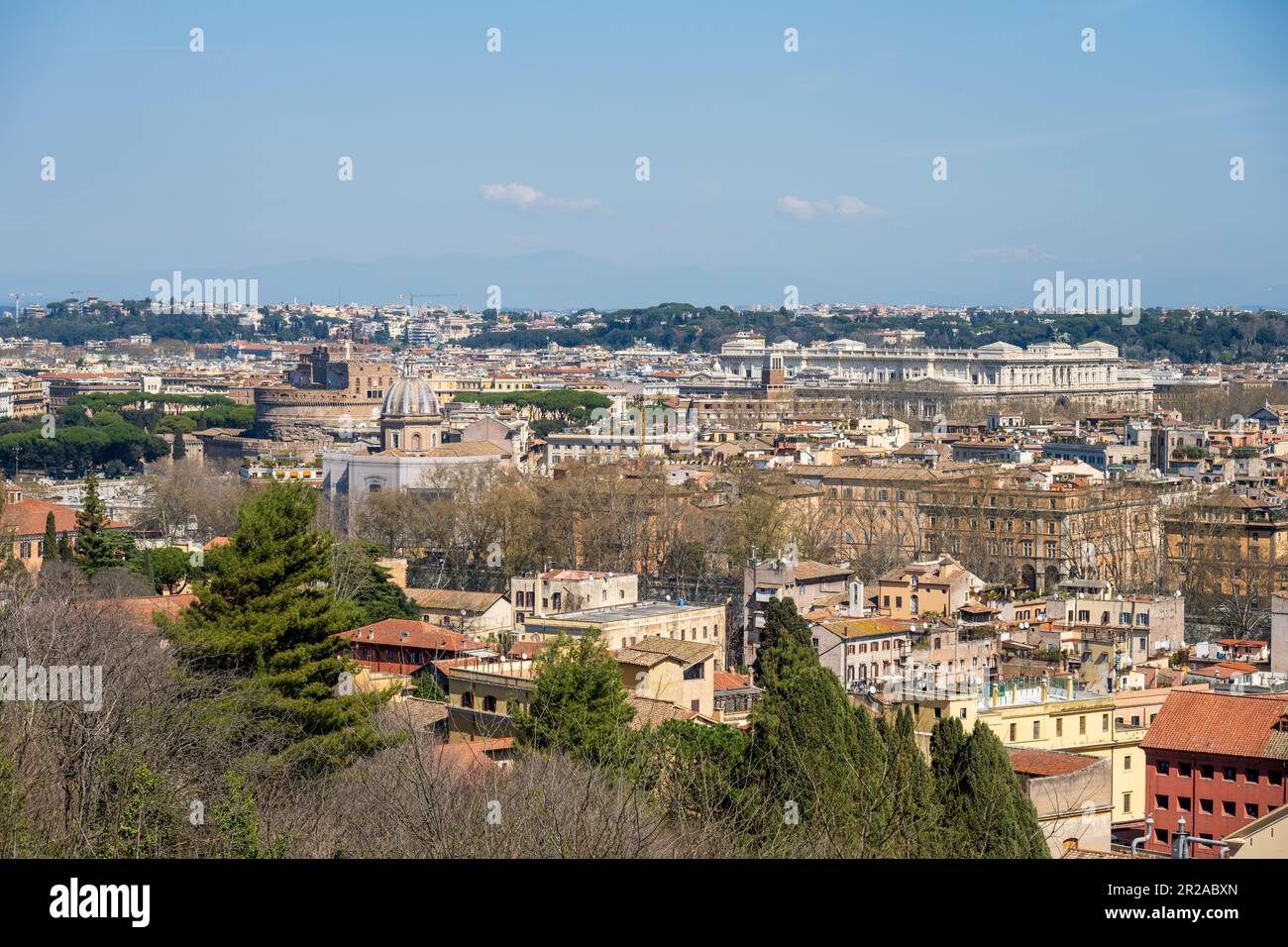 ROM, Italien, März 2023 Panoramicher Blick vom Gianicolo Hügel auf das historische Zentrum der Ewigen Stadt im Sonnenlicht Banque D'Images