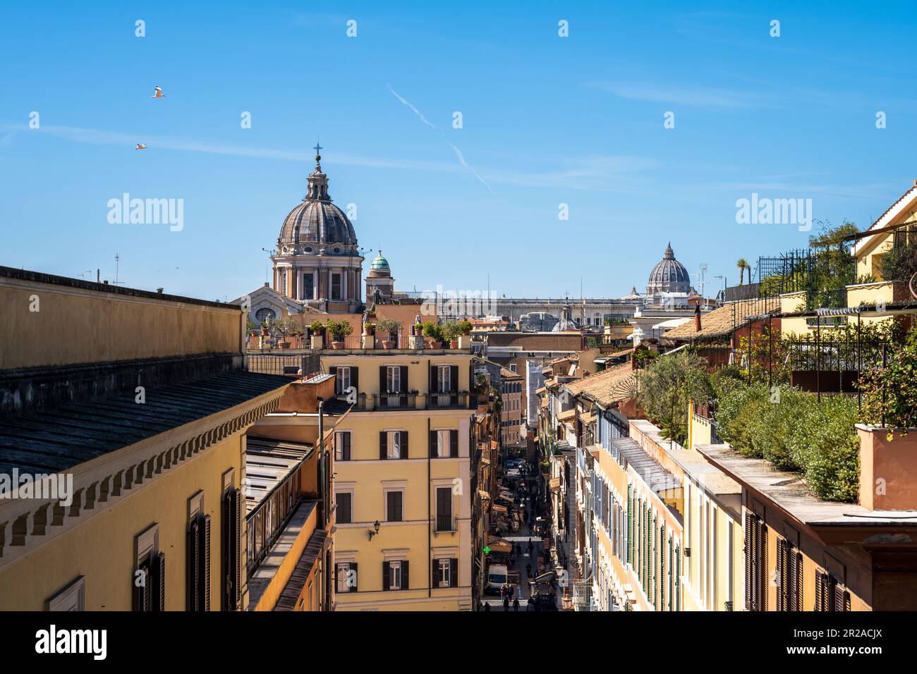 ROM, Italien, März 2023 Blick von der der Piazza Trinita dei Monti au die Dachterrassen entlang der via della Croce im hintergrund die Kuppen MOM Pete Banque D'Images