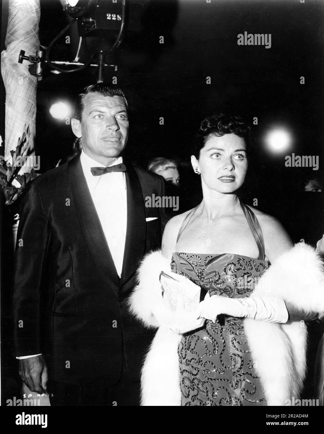 RICHARD EGAN avec sa femme actrice PATRICIA HARDY vers 1958 Candid à l'ouverture du film publicité pour le XX siècle Fox Banque D'Images