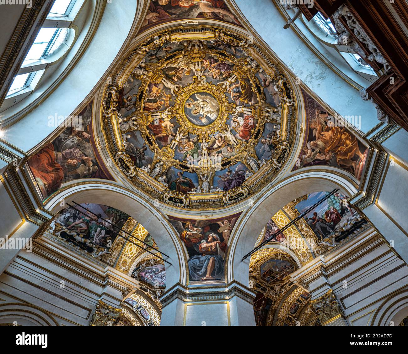 Les plafonds et le dôme sont richement ornés de stucs, de marbres et de fresques de la basilique dédiée à la Madonna della Ghiara. Reggio Emilia Banque D'Images