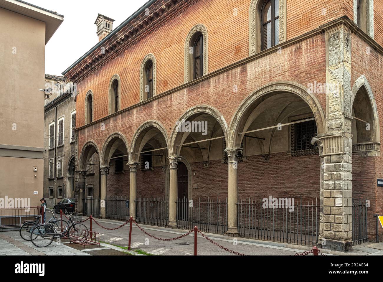 Le palais Boiardo, en terre cuite, avec un portique à cinq arches sur colonnes de grès. Reggio Emilia, Emilie Romagne, Italie, Europe Banque D'Images