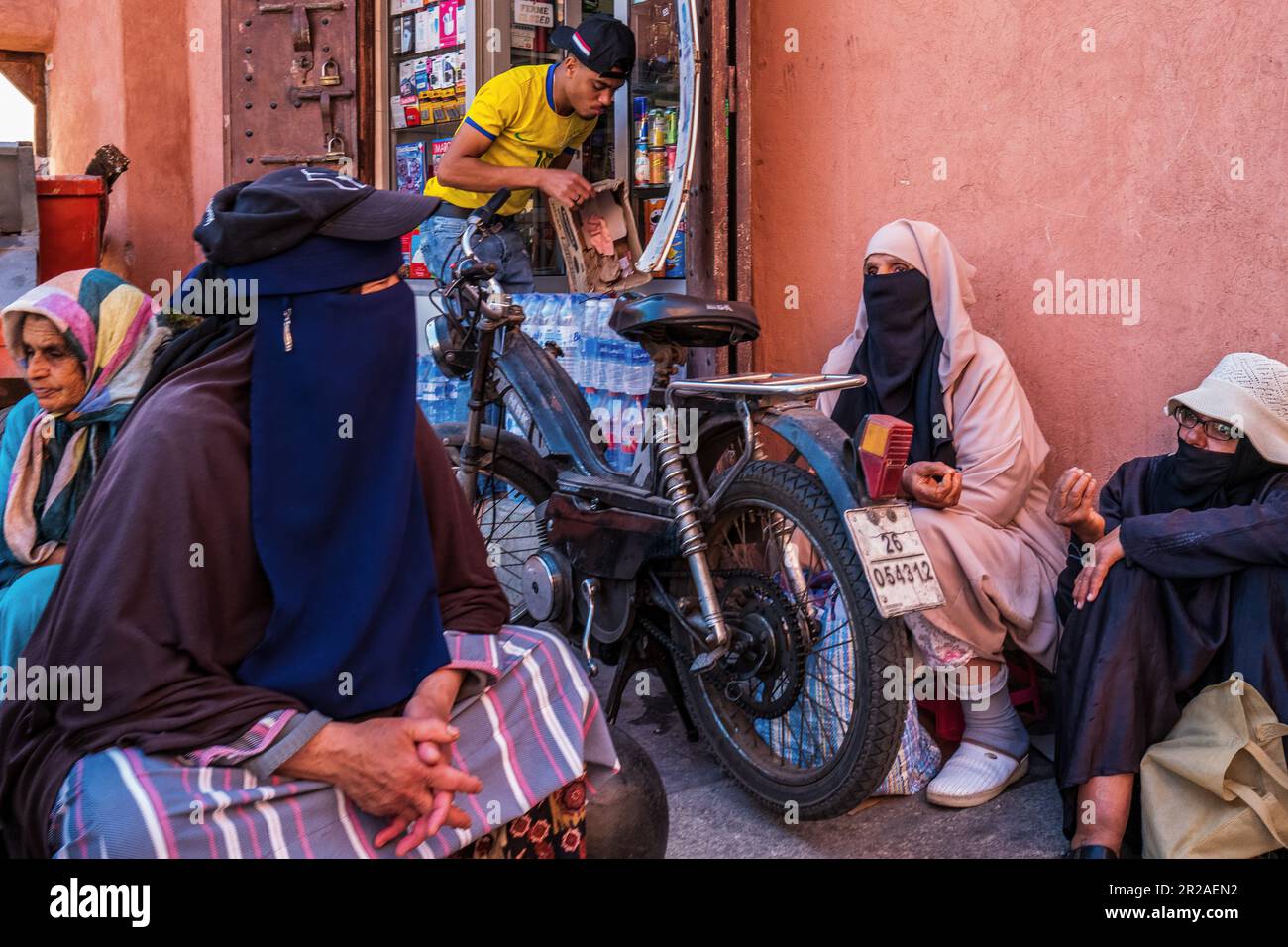 Groupe de personnes parlant ensemble dans la rue de Marrakech (Maroc) 2023 Banque D'Images