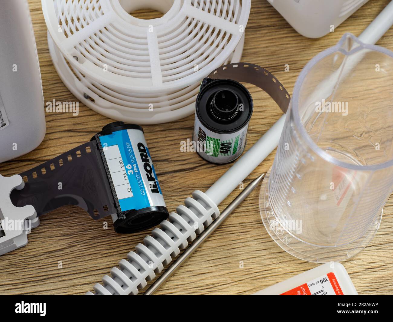 Développement de films photographiques à la maison 35mm canisters de film et de l'équipement de traitement Banque D'Images