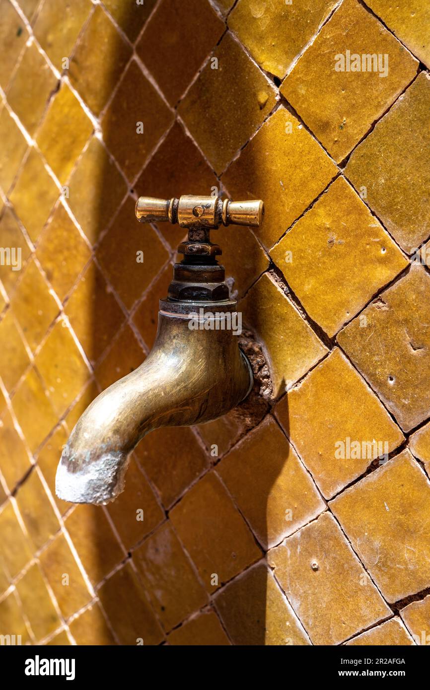 Ancien robinet d'eau en laiton isolé sur un fond en céramique ambre. robinet.  ancien robinet rétro en laiton,. plomberie, réparation,. Gros plan vintage  Photo Stock - Alamy
