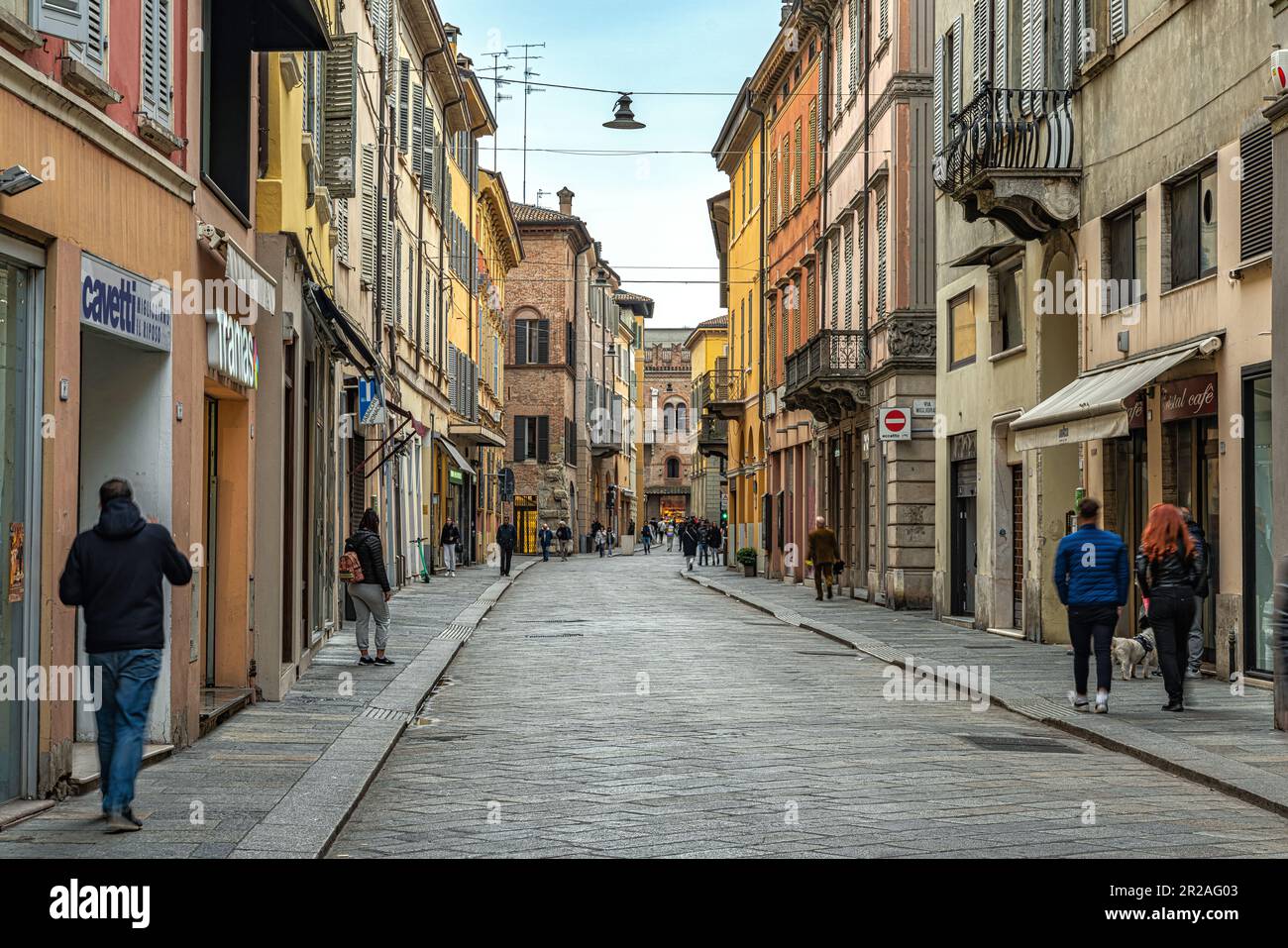 Aperçu de la via Emilia qui traverse la ville entre les palais médiévaux et les boutiques. Reggio Emilia, Emilie Romagne, Italie, Europe Banque D'Images