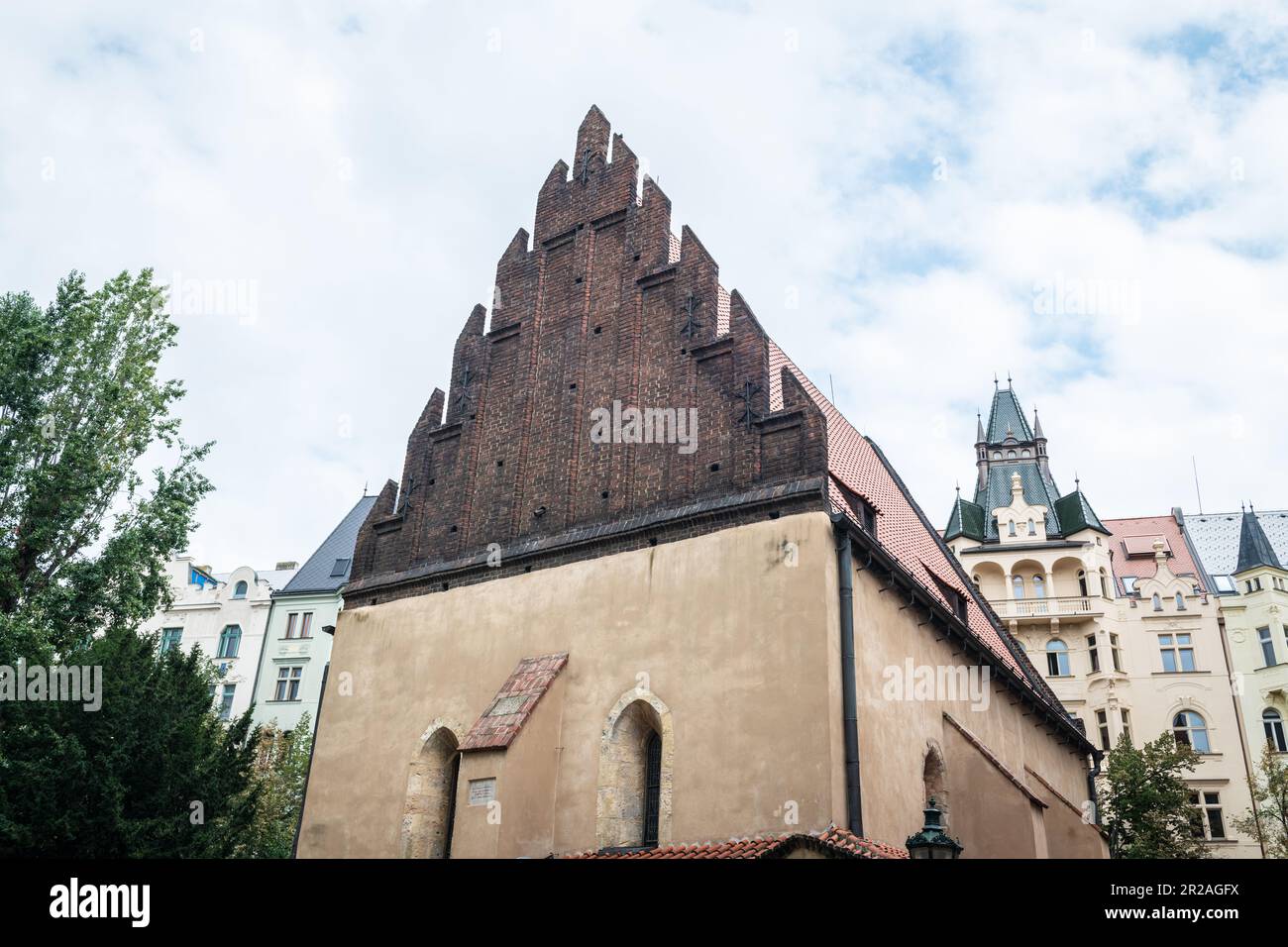 Vue à angle bas de l'ancienne Nouvelle synagogue (Staronova synagoga) dans le quartier juif de Pragues, République tchèque. Banque D'Images
