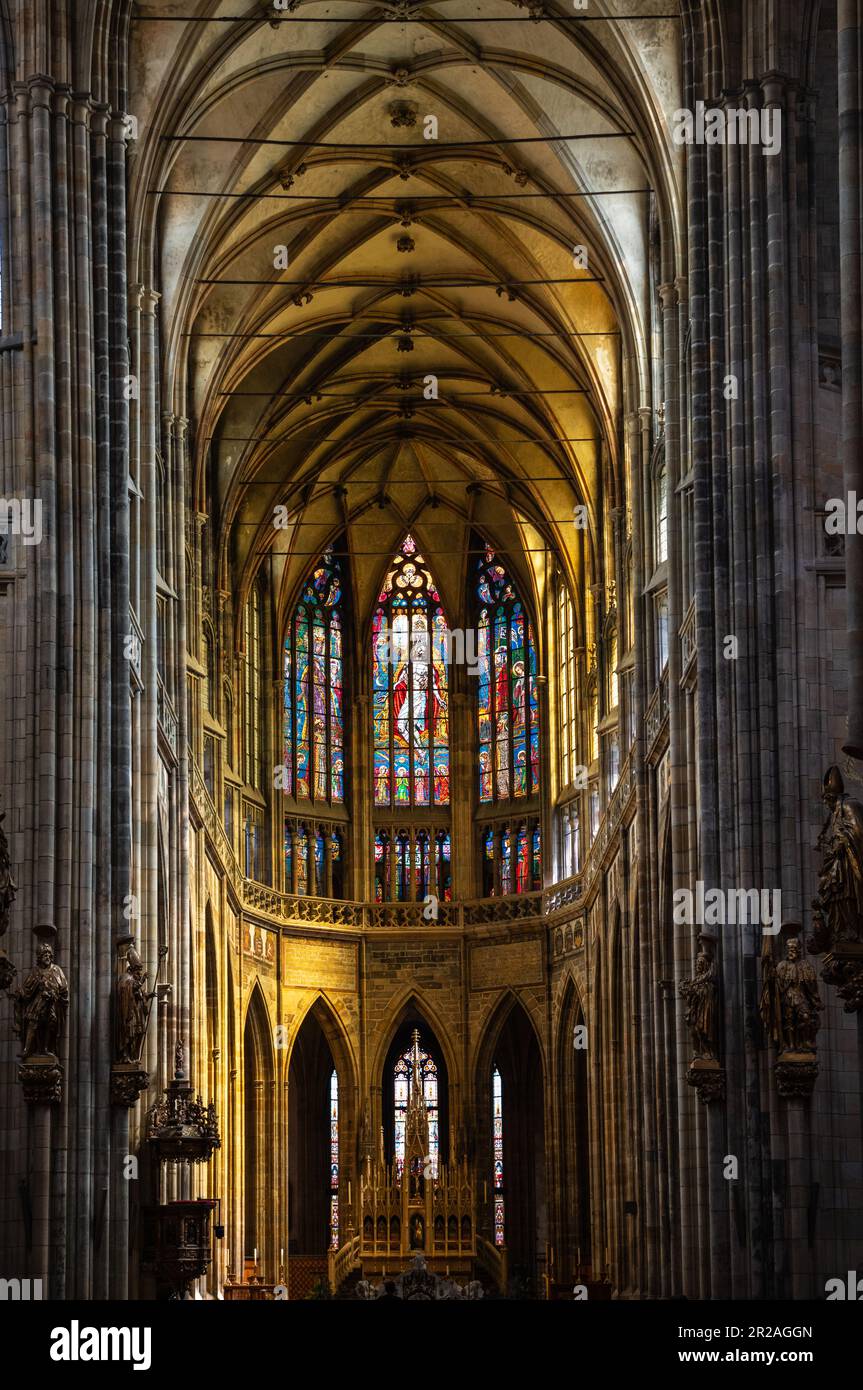 Vue intérieure de la nef principale de St. Cathédrale de Vitus dans le complexe du château de Prague en République tchèque. Banque D'Images