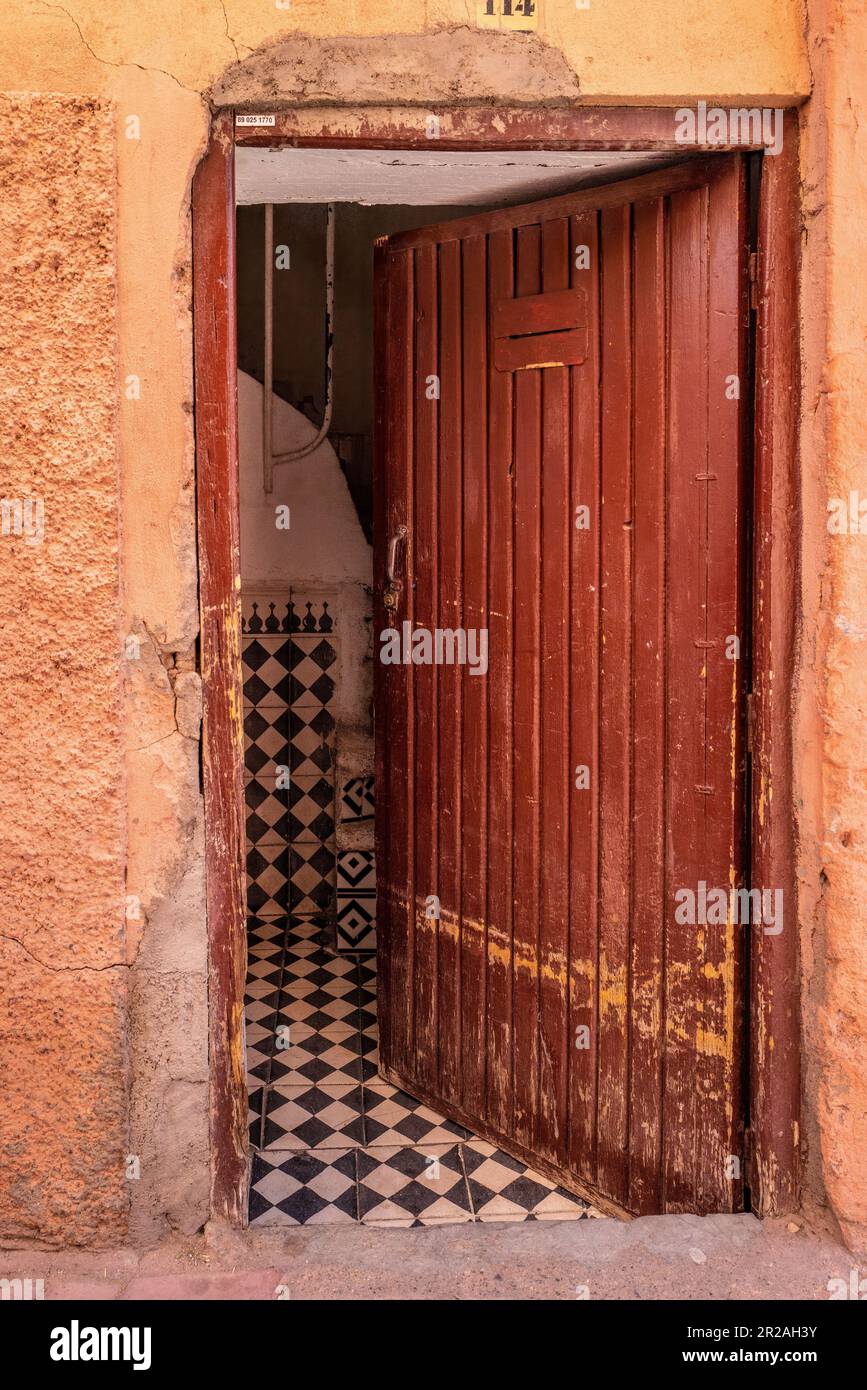 Porte ouverte, Maison marocaine, Marrakech, Maroc Banque D'Images