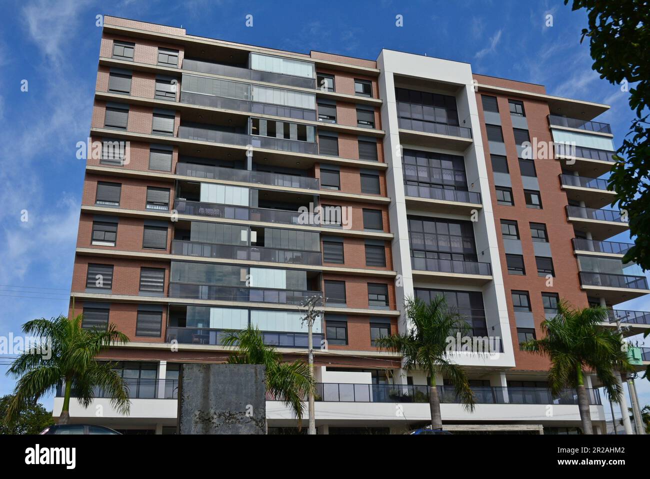 Façade latérale de l'immeuble d'appartements, vue latérale de bas en haut, ciel bleu en arrière-plan, Brésil, Amérique du Sud, couleur marron Banque D'Images