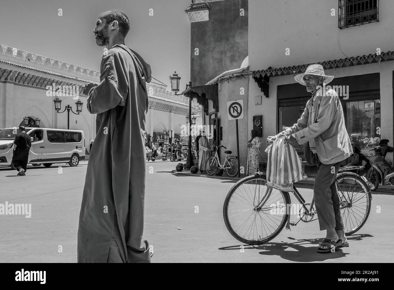 Hommes marchant dans la rue de la Médina, Marrakech (Maroc) 2023. Image noir et blanc. Banque D'Images