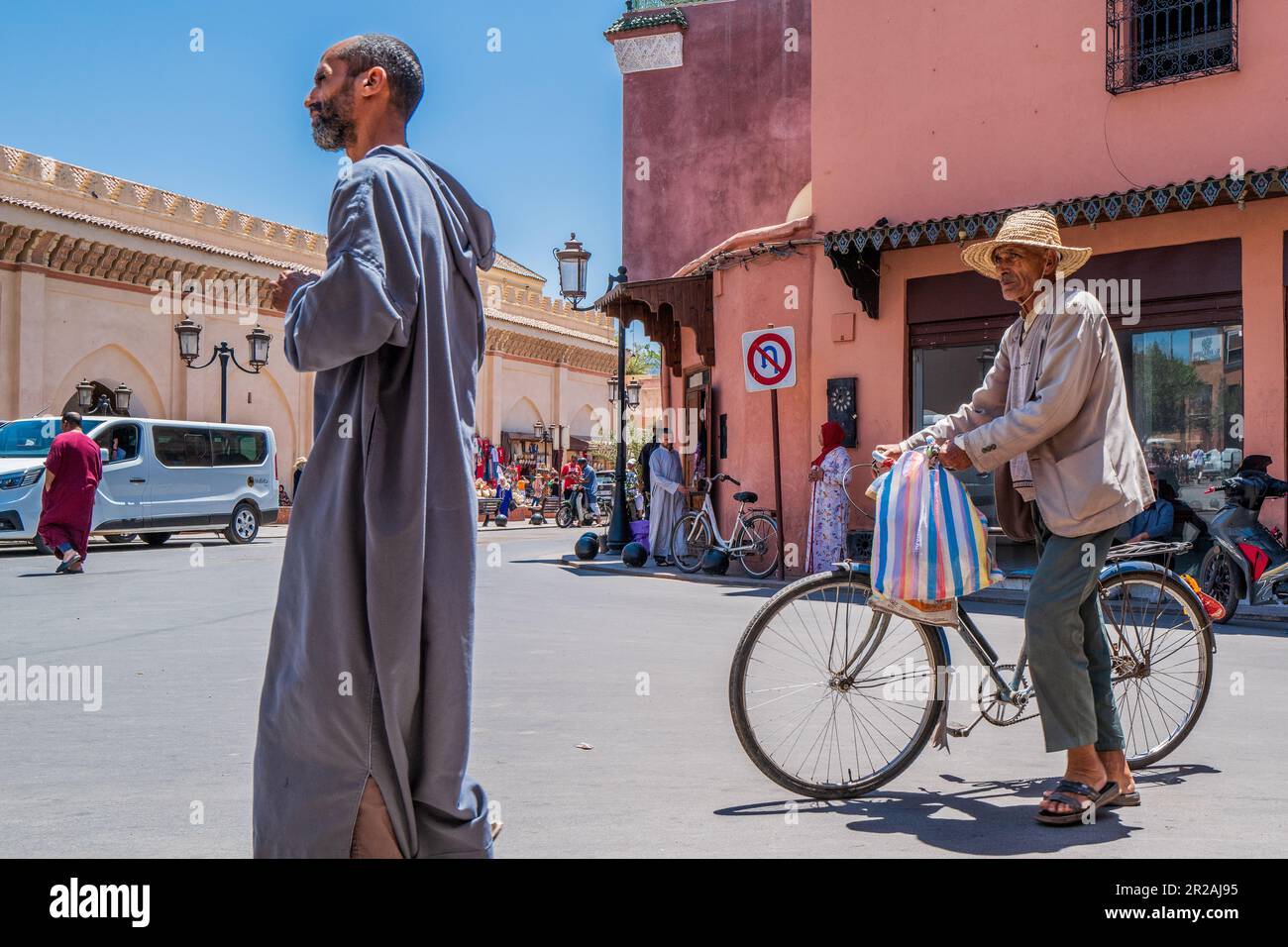 Hommes marchant dans la rue de la Médina, Marrakech (Maroc) 2023 Banque D'Images