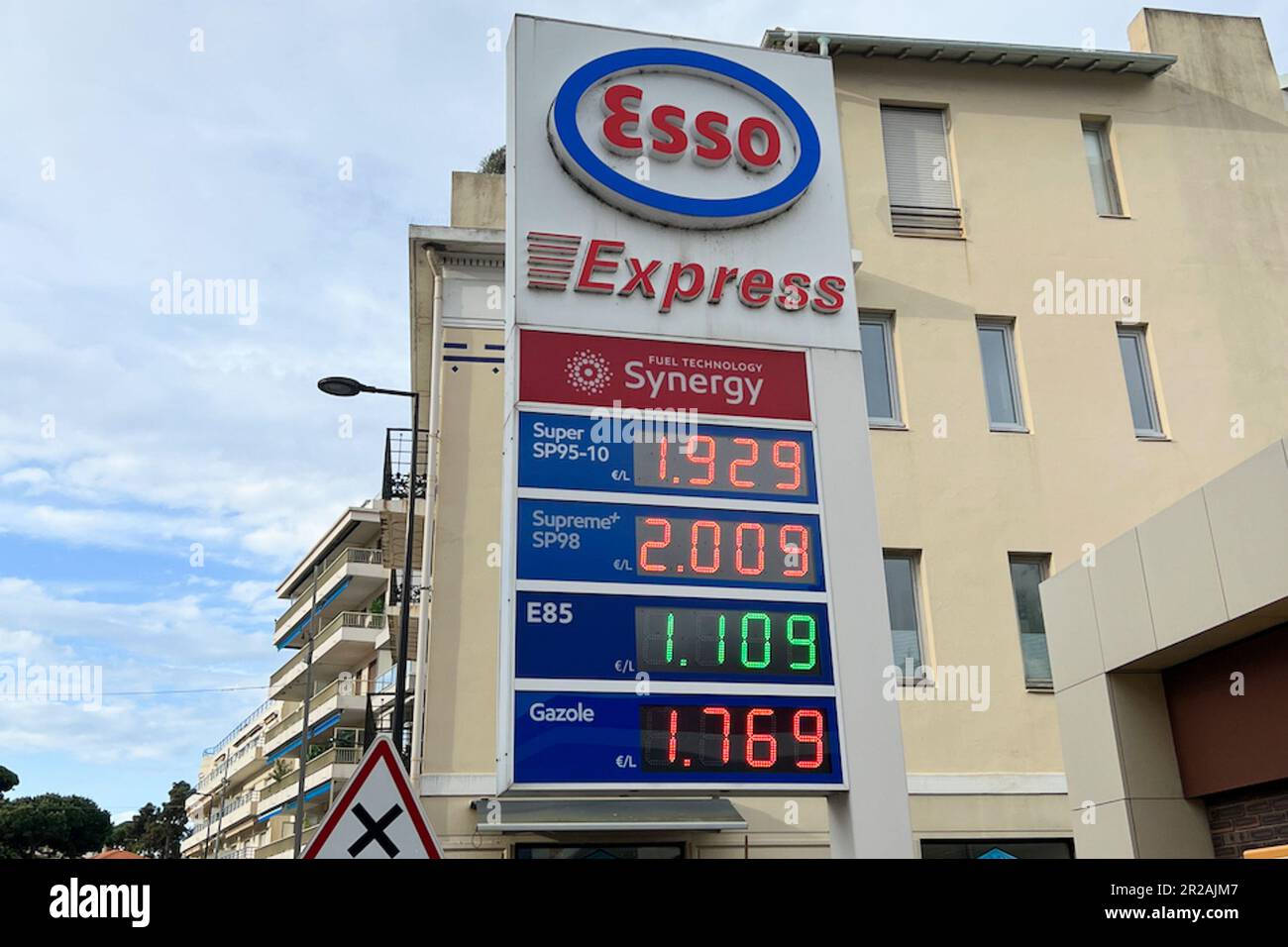Antibes, France. 14th mai 2023. Une station Esso Express affiche le prix de l'essence (en euros par litre) sur 14 mai 2023 à Antibes, France. En France, le prix de l'essence a augmenté, passant de 2,13 USD/litre en mars 2023 à 2,20 USD/litre en avril. (Photo de Samuel Rigelhaupt/Sipa USA) crédit: SIPA USA/Alay Live News Banque D'Images