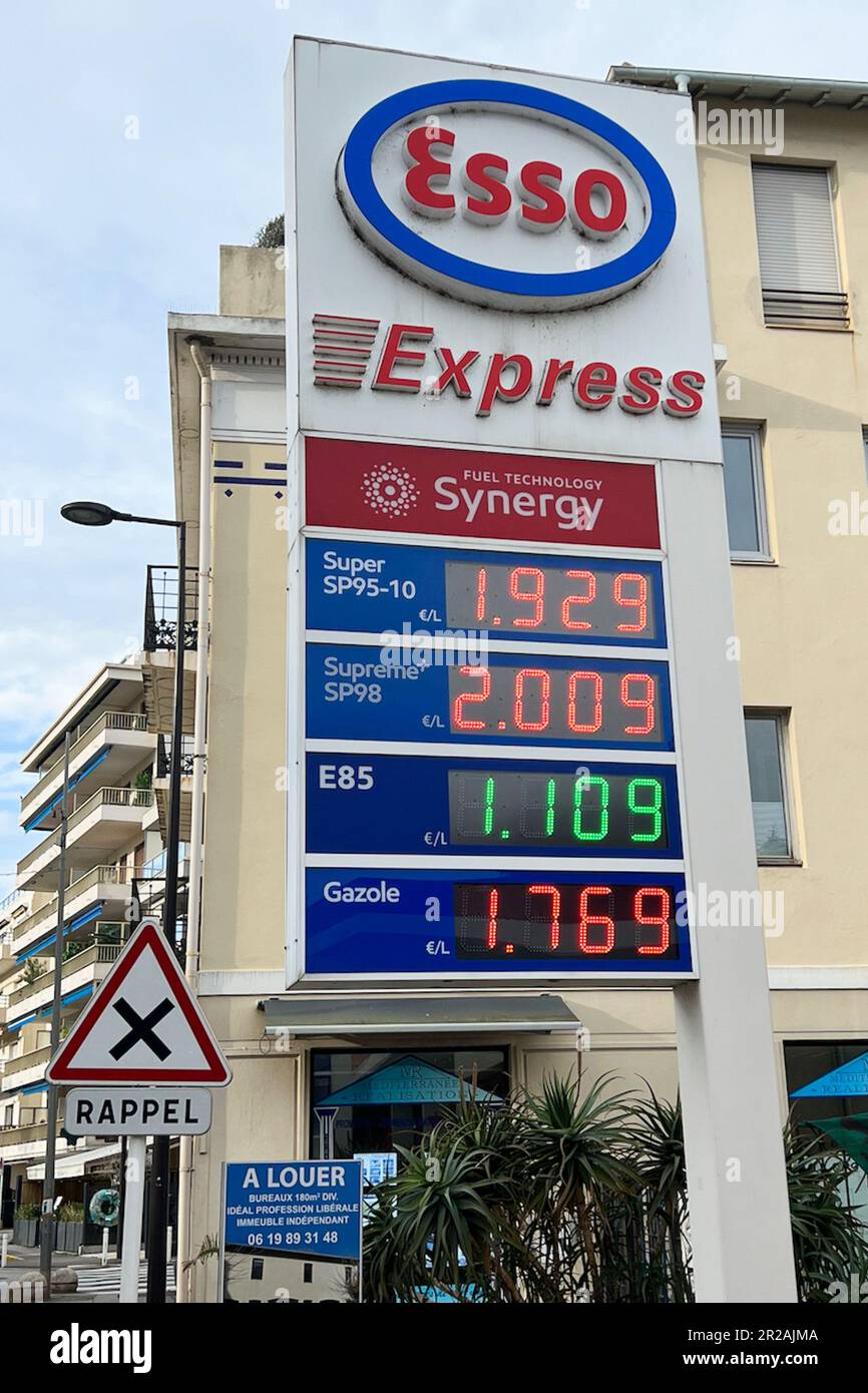 Antibes, France. 14th mai 2023. Une station Esso Express affiche le prix de l'essence (en euros par litre) sur 14 mai 2023 à Antibes, France. En France, le prix de l'essence a augmenté, passant de 2,13 USD/litre en mars 2023 à 2,20 USD/litre en avril. (Photo de Samuel Rigelhaupt/Sipa USA) crédit: SIPA USA/Alay Live News Banque D'Images