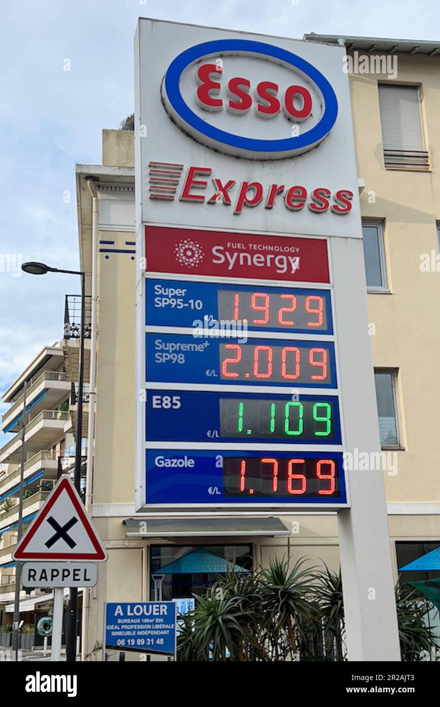 Antibes, France. 14th mai 2023. Une station Esso Express affiche le prix de l'essence (en euros par litre) sur 14 mai 2023 à Antibes, France. En France, le prix de l'essence a augmenté, passant de 2,13 USD/litre en mars 2023 à 2,20 USD/litre en avril. (Photo de Samuel Rigelhaupt/Sipa USA) crédit: SIPA USA/Alay Live News Banque D'Images