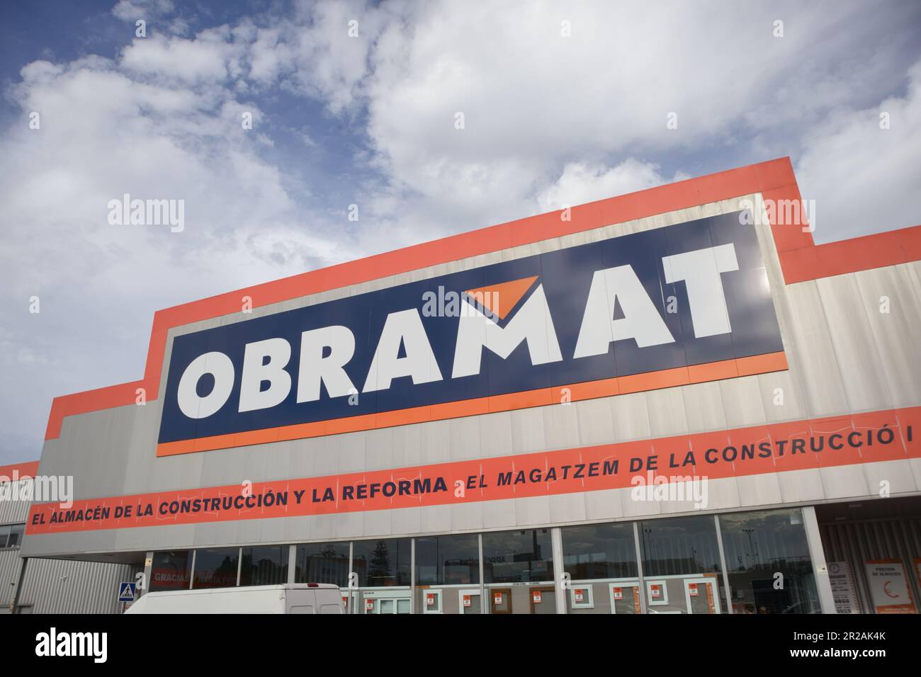 2023. Massanassa, Valence (espagne). Logo sur la façade du magasin de matériaux de construction et de jardinage pour le grand public connu sous le nom d'Obramat Banque D'Images