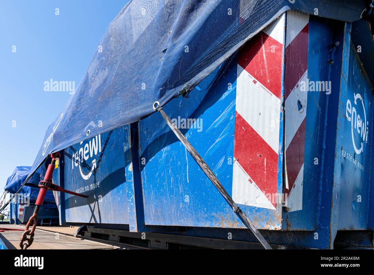 Poubelles de déchets industriels Renewi sur une remorque à plateau Banque D'Images