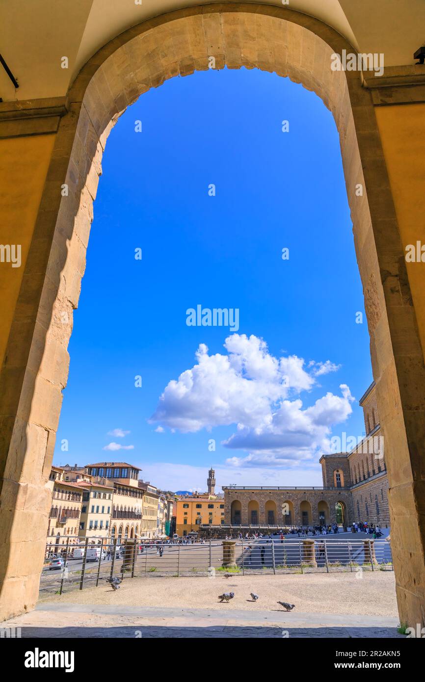 Aperçu du Palazzo Pitti sur la place Piazza de' Pitti dans le centre historique de Florence, en Italie. Vue de la façade principale depuis l'arche de la victoire projetée Banque D'Images