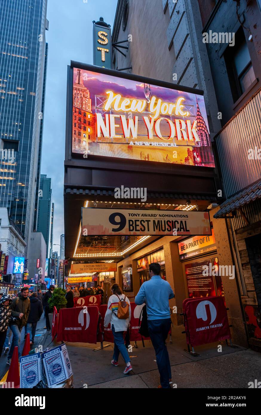 Theaterlovers mob The St. James Theatre dans le quartier des théâtres de New York pour entrer pour voir la comédie musicale "New York, New York" mercredi, 3 mai 2023. La comédie musicale a été nominée pour neuf prix Tony, y compris Best musical. (© Richard B. Levine) Banque D'Images