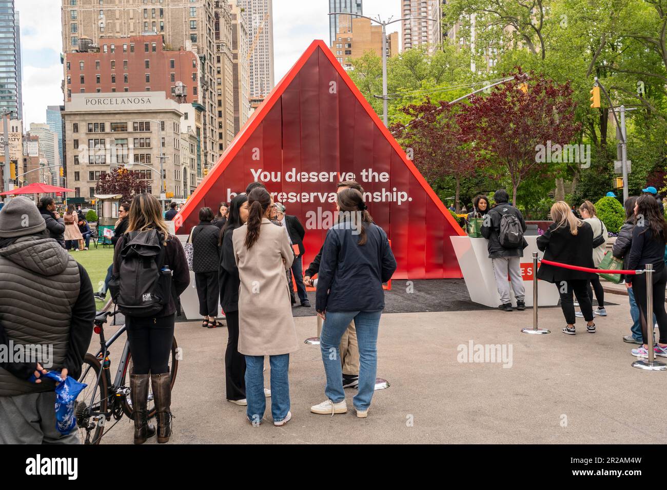 Activation de la marque RESY à Flatiron Plaza à New York mercredi, 4 mai 2023. RESY est un service de réservation de restaurant, acheté en 2019 par American Express. (© Richard B. Levine) Banque D'Images