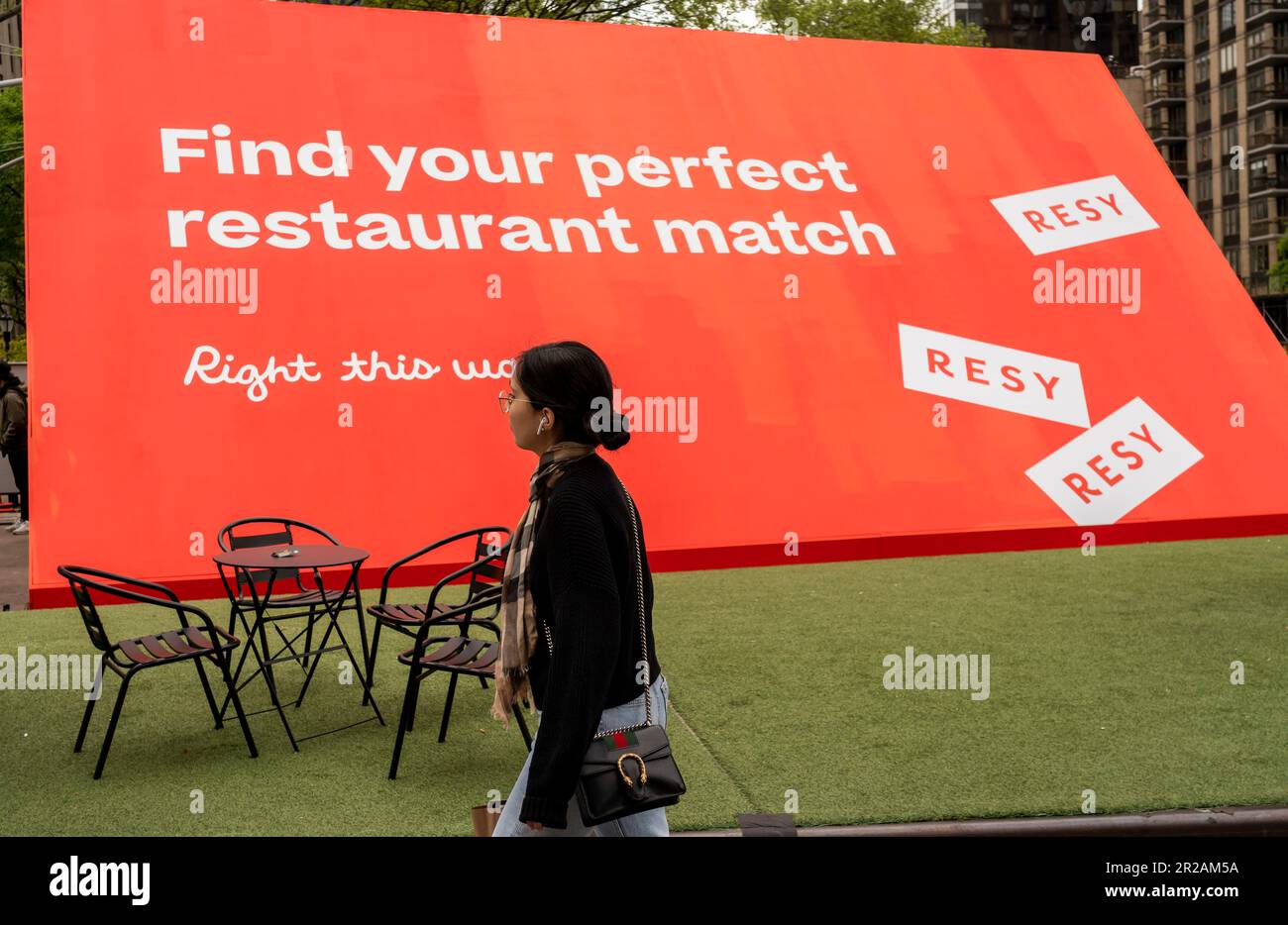 Activation de la marque RESY à Flatiron Plaza à New York mercredi, 4 mai 2023. RESY est un service de réservation de restaurant, acheté en 2019 par American Express. (© Richard B. Levine) Banque D'Images