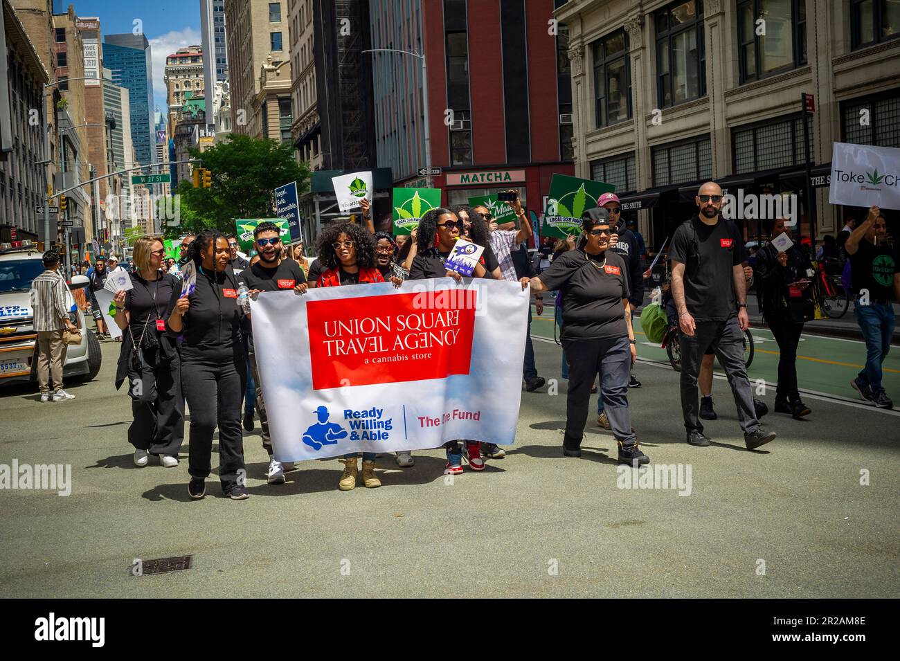 Les travailleurs et les supporters de l'agence de voyage Union Square se présentent à New York samedi, à 6 mai 2023, lors de la parade annuelle du cannabis 50th à New York. La marche a inclus un large éventail de données démographiques, de la génération du millénaire aux vieux hippies. New York a légalisé la marijuana à des fins récréatives pour les adultes de 21 ans et plus après de nombreuses années et de nombreuses tentatives infructueuses. (© Richard B. Levine) Banque D'Images