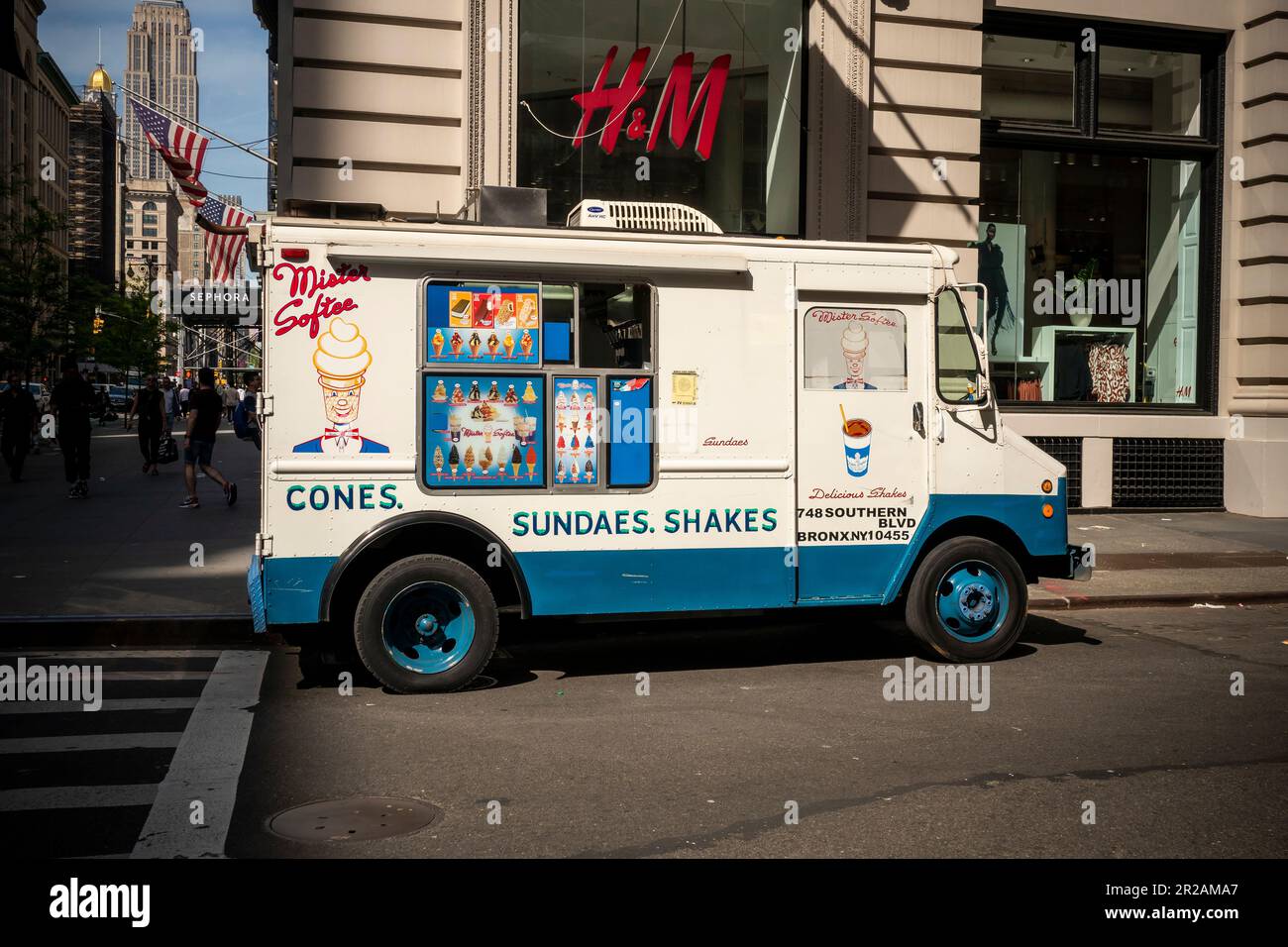 M. Softee camion de glace dans le quartier Flatiron à New York, dimanche, 7 mai 2023. (© Richard B. Levine) Banque D'Images