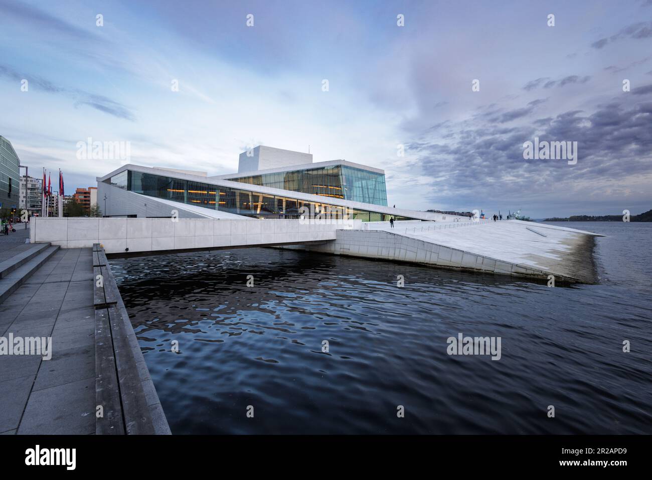 Oslo, Norvège - 2023 mai : l'Opéra d'Oslo, qui abrite l'Opéra et le Ballet norvégiens, s'élève des eaux du port de Bjorvika en fin de soirée. Banque D'Images