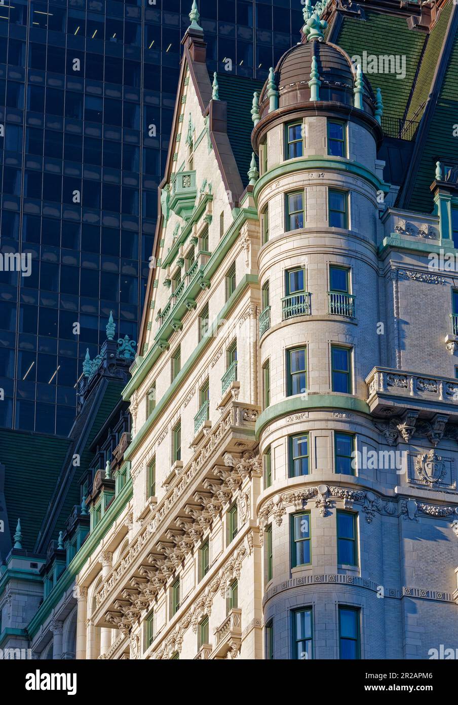 Détails de l'hôtel Plaza : la tourelle nord-est et le toit en mansarde, sur fond de verre noir du bâtiment Solow. Banque D'Images