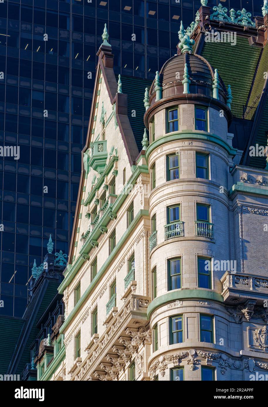 Détails de l'hôtel Plaza : la tourelle nord-est et le toit en mansarde, sur fond de verre noir du bâtiment Solow. Banque D'Images