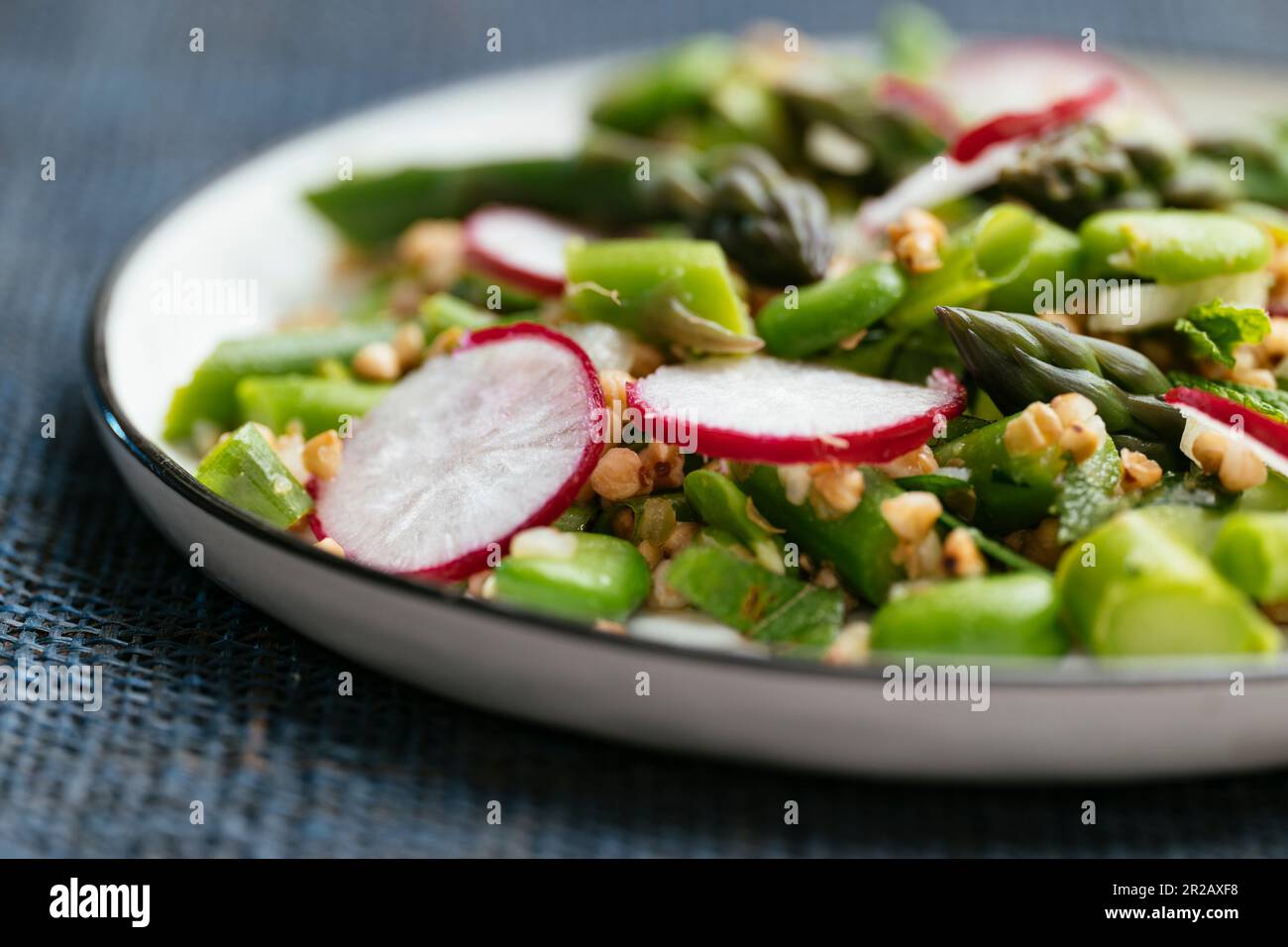 Salade de printemps avec asperges, Fava Beans et sarrasin. Banque D'Images