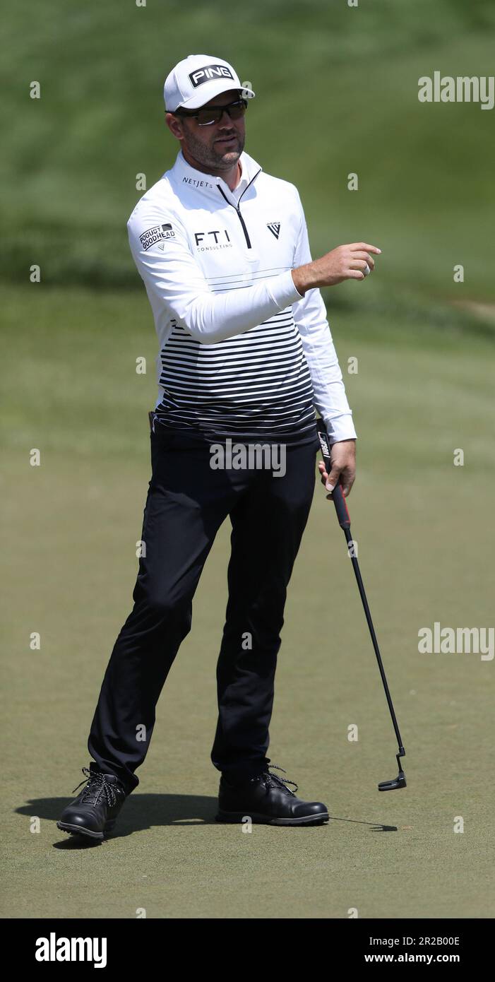 Rochester, États-Unis. 18th mai 2023. Corey Conners gestes après avoir perdu un birdie mis sur le 13th trou lors de la première partie du championnat PGA 2023 au Oakwood Country Club à Rochester, New York, jeudi, 18 mai 2023. Photo par Aaron Josefczyk/UPI crédit: UPI/Alay Live News Banque D'Images