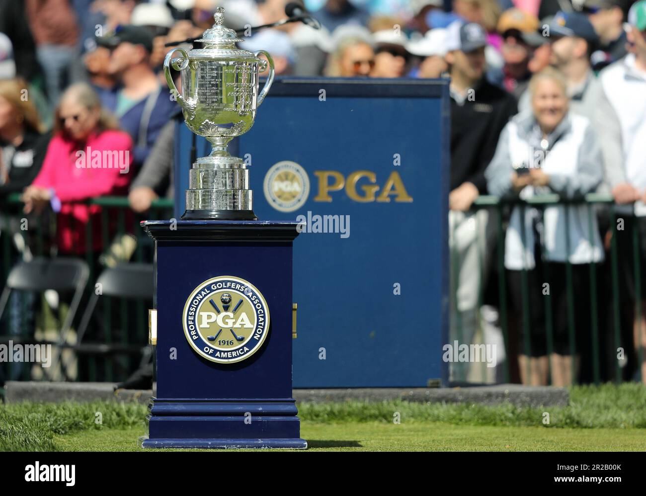 Rochester, États-Unis. 18th mai 2023. Le Rodman Wanamaker Trophée se trouve sur le tee 1st lors du premier tour du championnat PGA 2023 au Oakwood Country Club de Rochester, New York, jeudi, 18 mai 2023. Photo par Aaron Josefczyk/UPI crédit: UPI/Alay Live News Banque D'Images