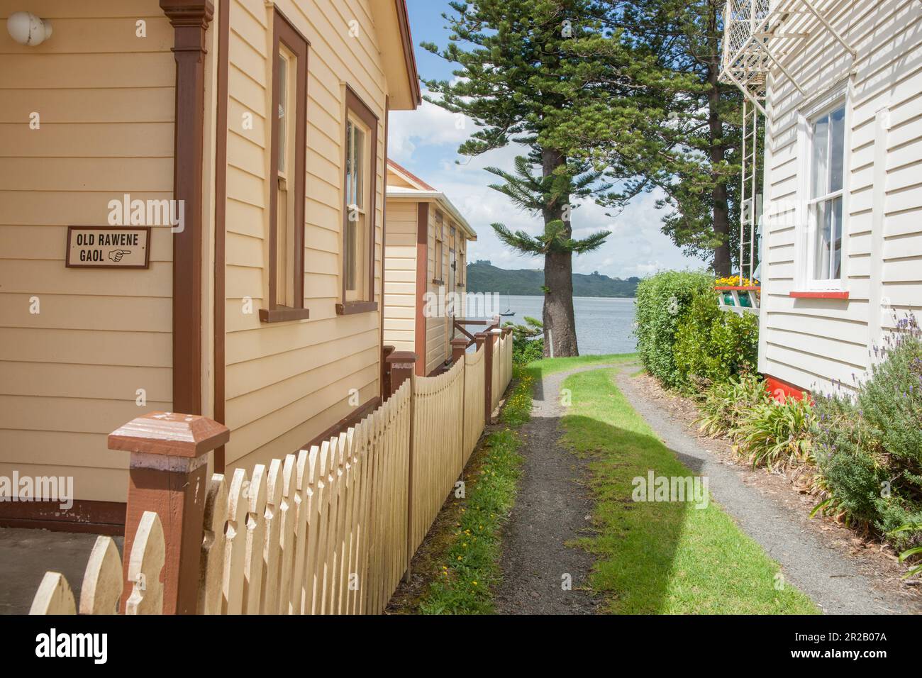 Rawene Nouvelle-Zélande -6 mars 2011; palais de justice historique et bâtiment de but extérieur avec allée entre deux bâtiments. Banque D'Images