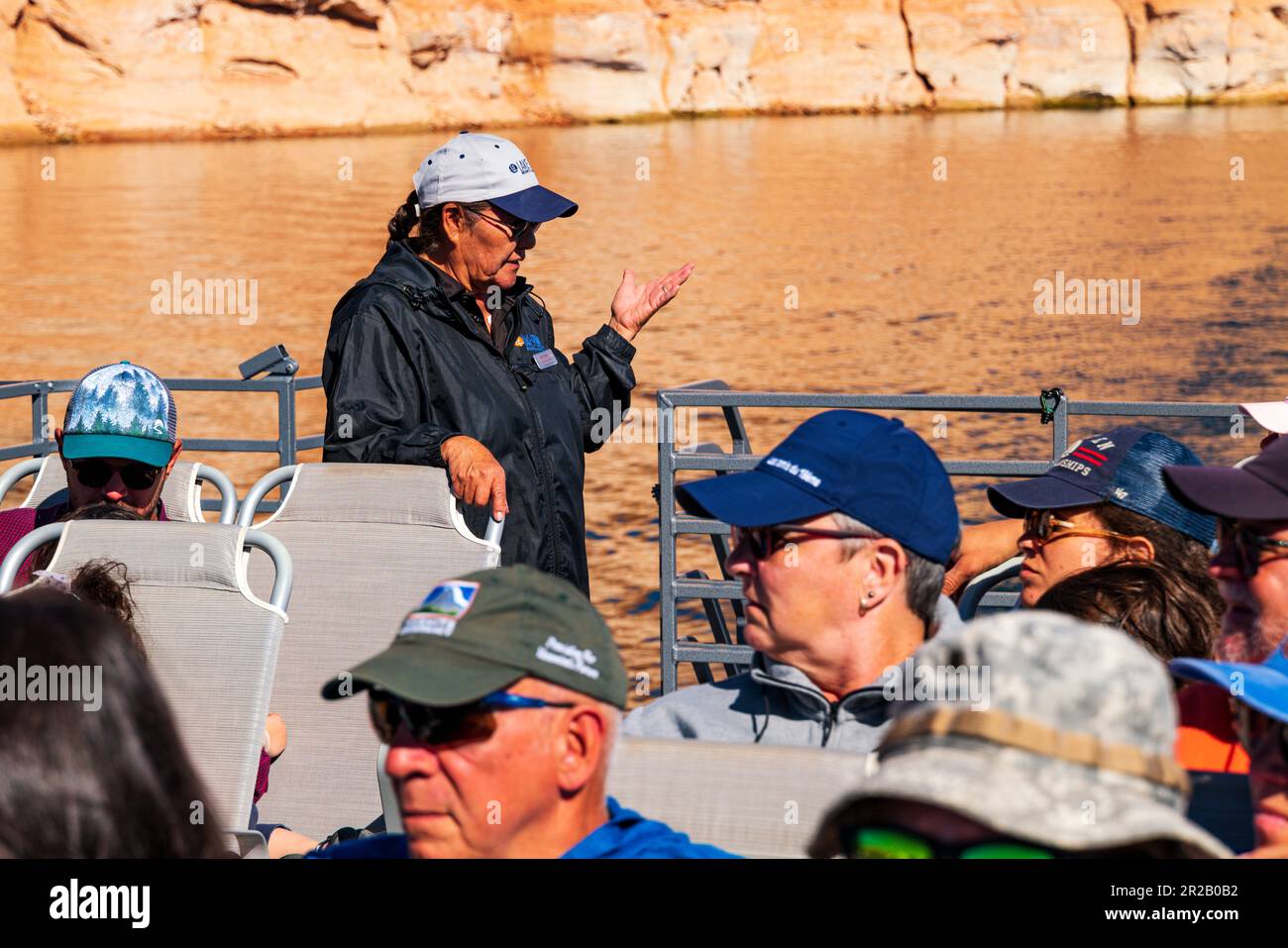 Guide touristique féminin Navajo et voyageurs en bateau ; lac Powell ; barrage de Glen Canyon ; espace de loisirs national de Glen Canyon ; page ; Arizona ; États-Unis Banque D'Images
