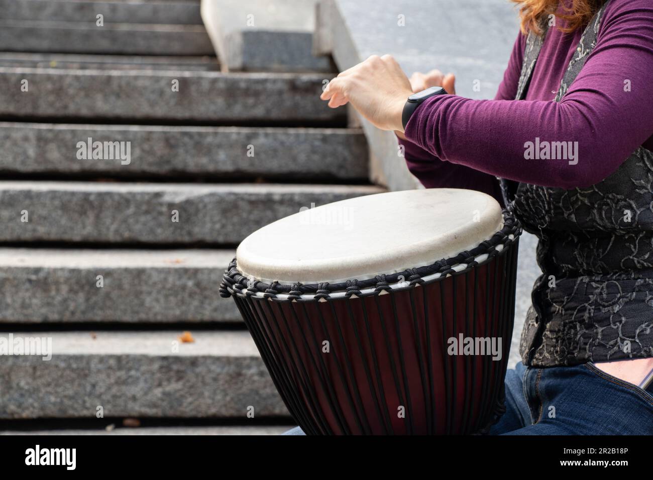 jouer le tambour avec les mains en gros plan, instrument de musique Photo  Stock - Alamy