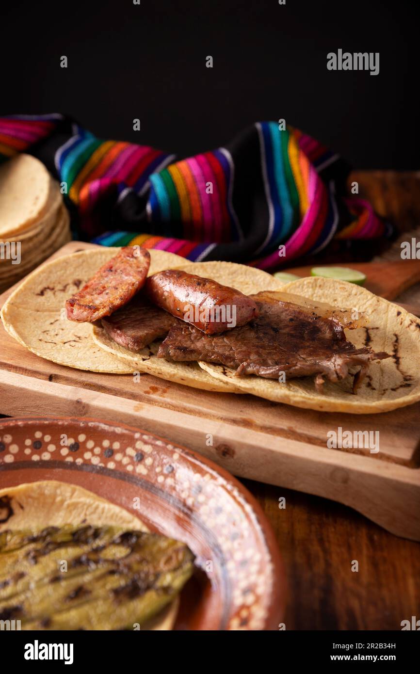 Taco style campechano, Carne Asada. (Viande rôtie) et chorizo ou longaniza, plat très populaire dans le nord du Mexique, également appelé Asado, Discada ou Parrill Banque D'Images