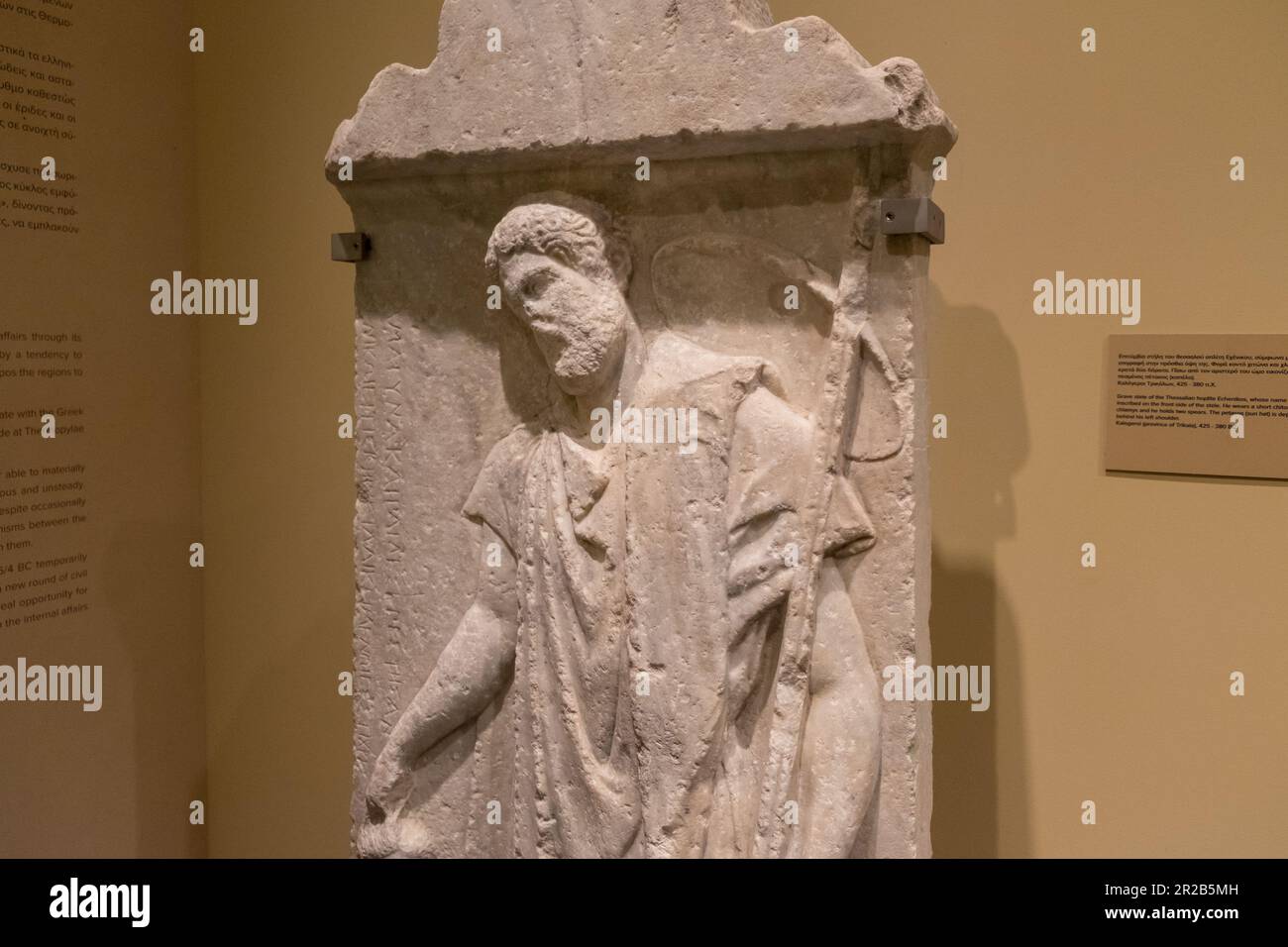 Stèle grave de Thessalian hoplite Echenikos (425-380 B.C), époque antique classique de la Grèce antique. Musée diachronique de Larissa , Grèce Banque D'Images