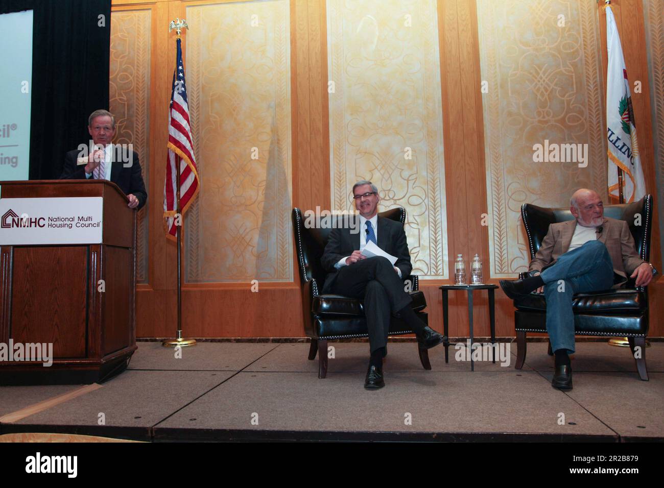 Le magnat de l'immobilier milliardaire Sam Zell parle des tendances actuelles du marché de l'immobilier pendant 'A ÔConversation avec Sam ZellÕ à la Conférence du Conseil national du logement multiple à Chicago, Illinois, États-Unis sur 19 mai 2010. Il a été appelé « le danseur de sépulture » pour avoir acheté des actifs en difficulté et a été le fondateur et le président de Equity Group Investments, une société d'investissement privée. (Photo par: Alexandra Buxbaum/Sipa USA) crédit: SIPA USA/Alay Live News Banque D'Images