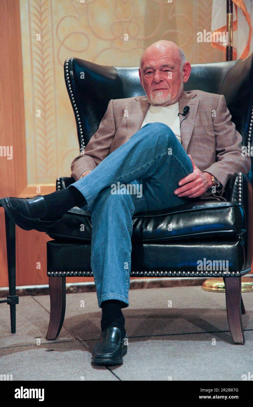 Le magnat de l'immobilier milliardaire Sam Zell parle des tendances actuelles du marché de l'immobilier pendant 'A ÔConversation avec Sam ZellÕ à la Conférence du Conseil national du logement multiple à Chicago, Illinois, États-Unis sur 19 mai 2010. Il a été appelé « le danseur de sépulture » pour avoir acheté des actifs en difficulté et a été le fondateur et le président de Equity Group Investments, une société d'investissement privée. (Photo par: Alexandra Buxbaum/Sipa USA) crédit: SIPA USA/Alay Live News Banque D'Images