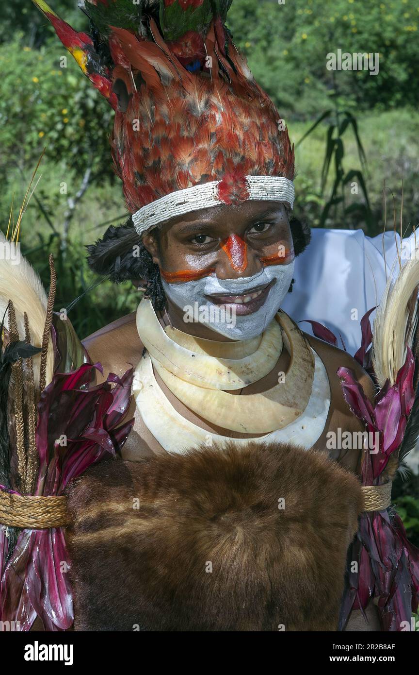 Papouasie-Nouvelle-Guinée; Hautes-terres orientales; Goroka; fille de papuan en costume traditionnel de cérémonie fait de peaux, de graminées, de plumes et de coquillages colorés Banque D'Images